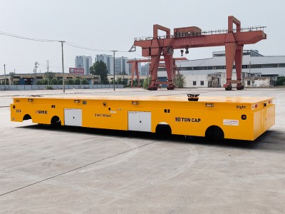 Tancs d'emmagatzematge de petroli que tracten el carretó de transport elèctric pesat